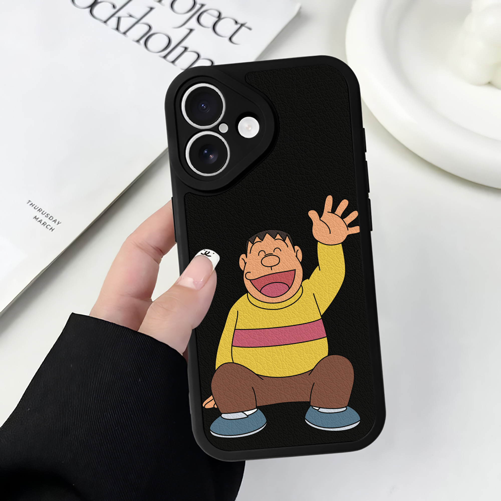 （画像用） ドラえもん 剛田武 Doraemon Gouta Takeshi 【iPhone 16シリーズ対応】シリコンスマホケース（レザー調） 材質：シリコン